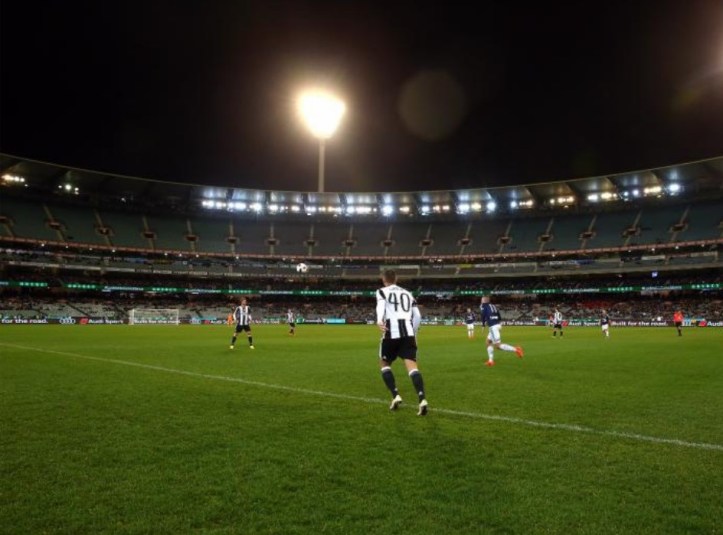 thumbnail_The stars and fans have stayed away