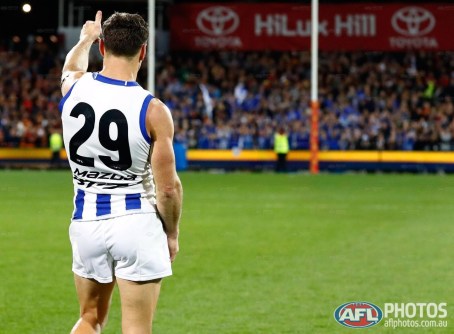 thumbnail_boomer-farewells-the-fans